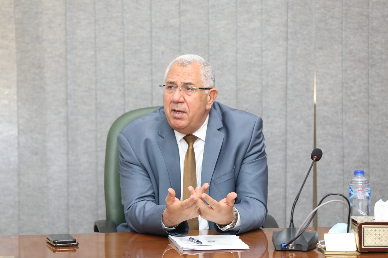 وزير الزراعة مصر تحذر من مشروعات إقامة السدود العملاقة التي تقف حائلًا أمام التوزيع العادل للمياه
