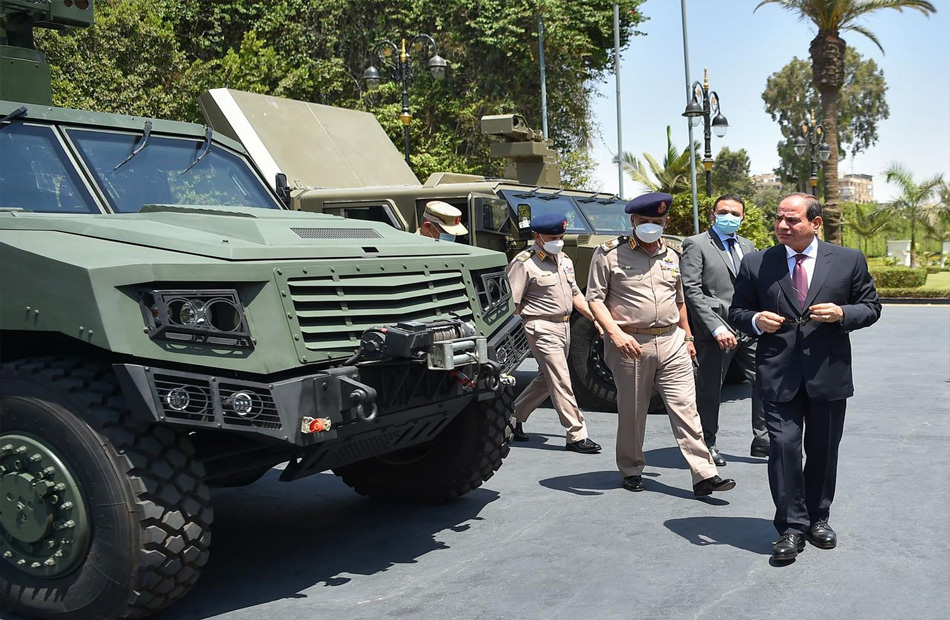 الرئيس السيسي يناقش خطة القيادة العامة لتطوير الكفاءة بكافة أفرع القوات المُسلحة |صور