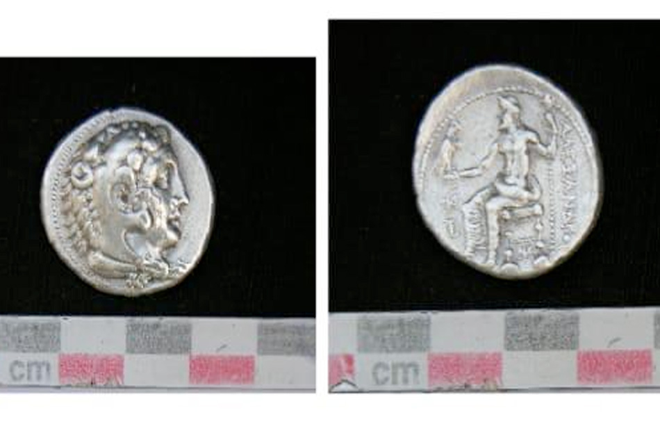 عملة بطلمية من الفضة.. قطعة شهر يونيو بالمتحف اليوناني الروماني | صور -  بوابة الأهرام