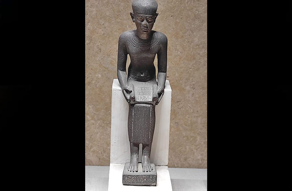 تمثال للمعبود  إيمحوتب  مصنوع من البرونز قطعة شهر يونيو بمتحف كفر الشيخ