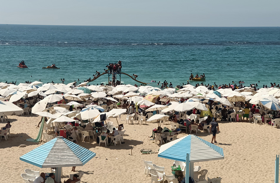 إقبال كبير من المواطنين على شواطئ الإسكندرية