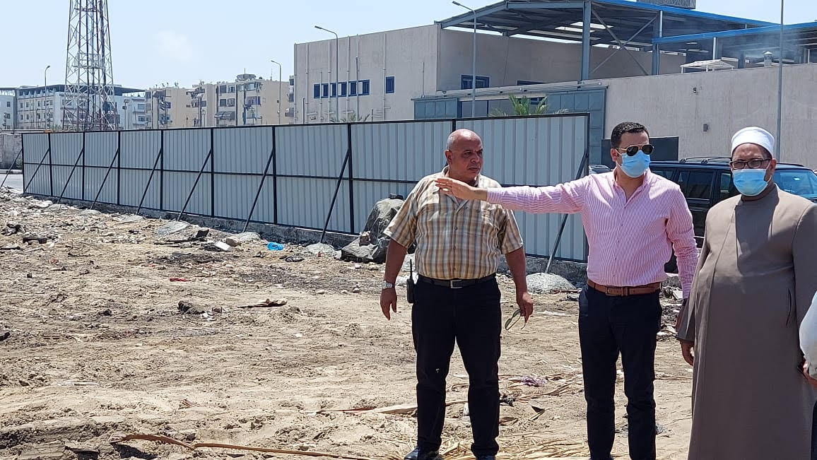 نائب محافظ بورسعيد يتفقد سير العمل لإنشاء أحدث مول لتجارة الملابس المستعملة  |صور - بوابة الأهرام