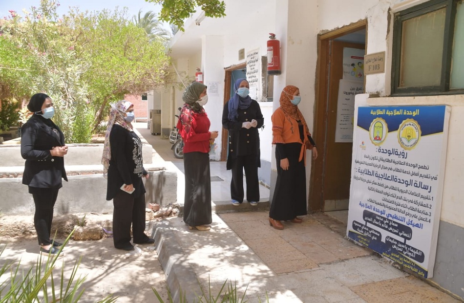 جامعة الوادي الجديد تقود حملة لتطعيم العاملين بالكليات ضد كورونا | صور