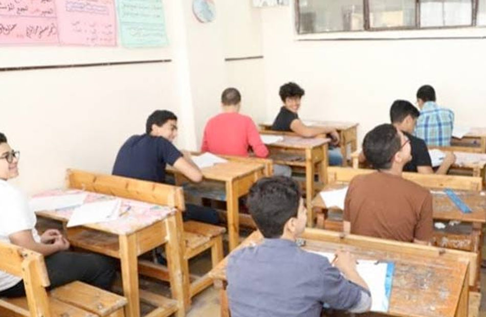طلاب الشهادة الإعدادية بالمنوفية يؤدون امتحان الجبر والإحصاء 
