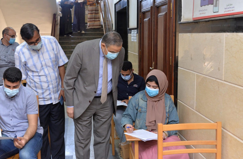 رئيس جامعة كفر الشيخ يتفقد امتحانات كلية الألسن |صور