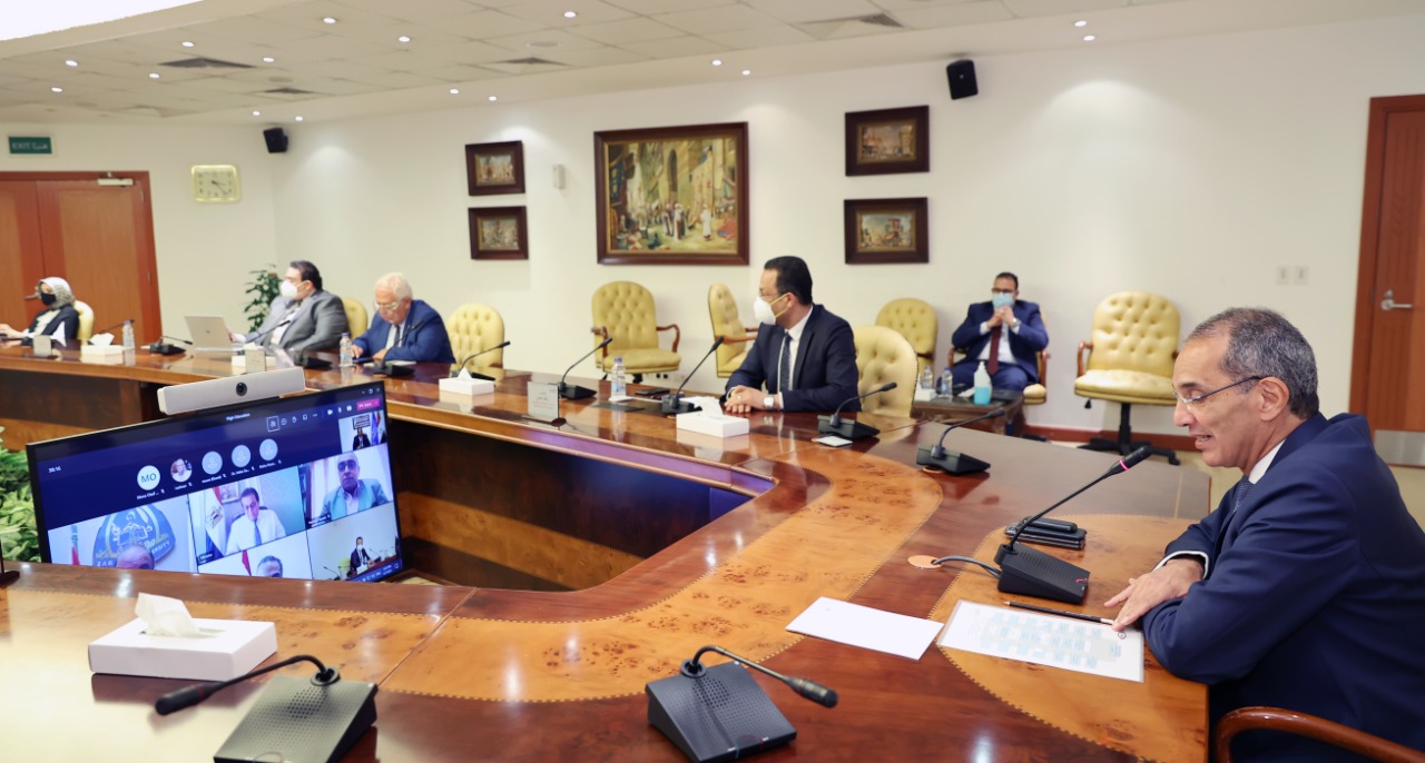 دكتور عمرو طلعت وزير الاتصالات وتكنولوجيا المعلومات فى الإجتماع بتقنية "فيديو كونفرانس" 