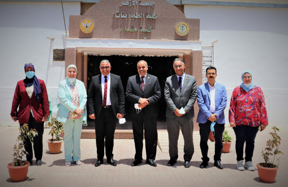 رئيس جامعة الأزهر يتفقد كلية طب البنات |صور - بوابة الأهرام