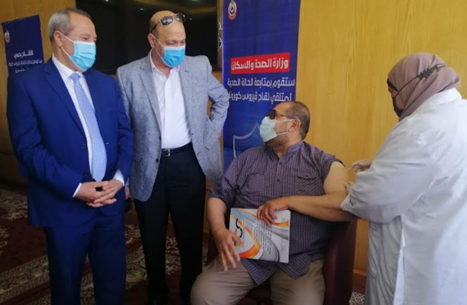 الدكتور سعد مكي وكيل وزارة الصحة بالدقهلية يشهد التلقيح