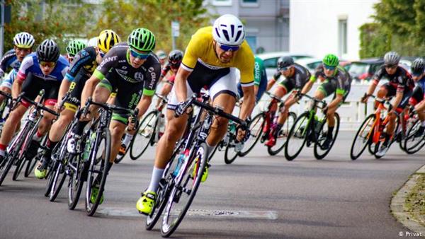 أفينبول يتوج ببطولة العالم لسباقات الدراجات على الطرق