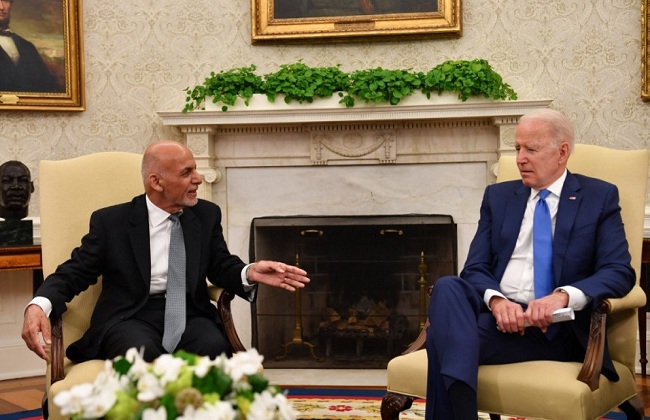 الرئيسان الأفغاني والأمريكي يبحثان هاتفيًا سبل دعم واشنطن لكابول