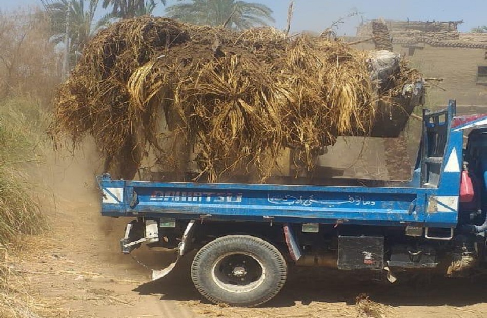 رفع  طنا من الأتربة والمخلفات الصلبة بمدينة إسنا| صور