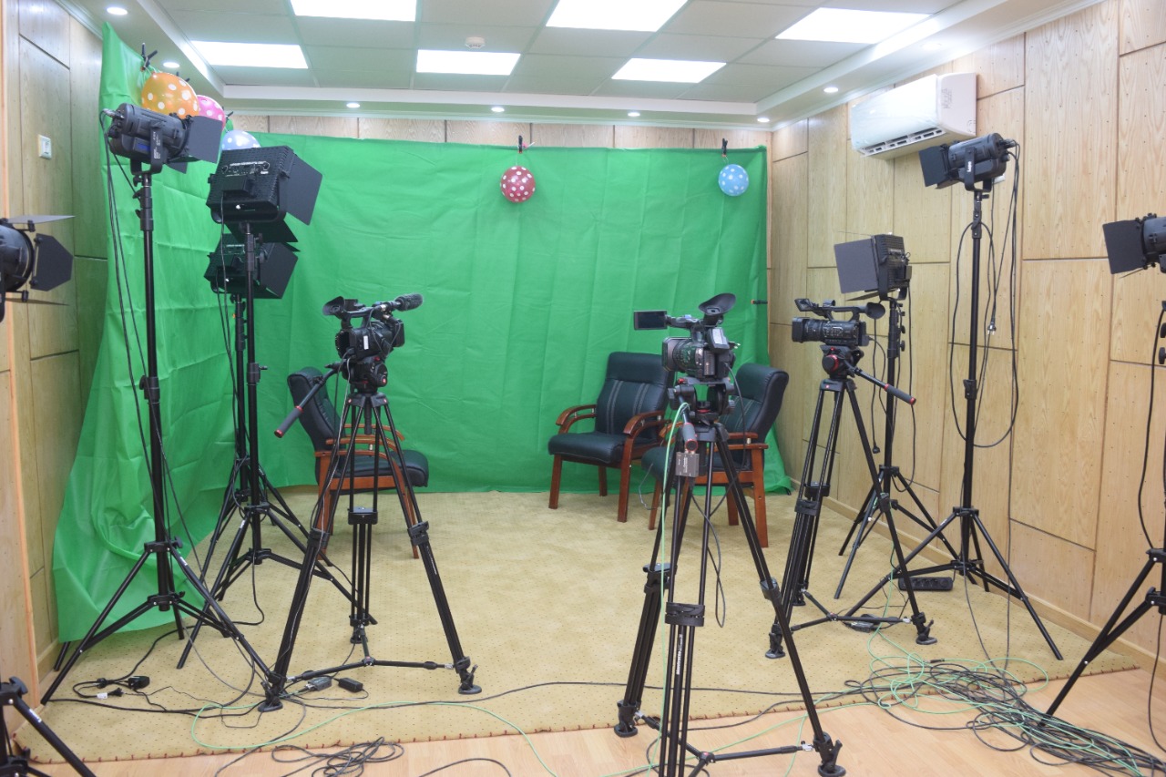 رئيس جامعة سوهاج يفتتح أول إستديو إذاعي لقسم الإعلام