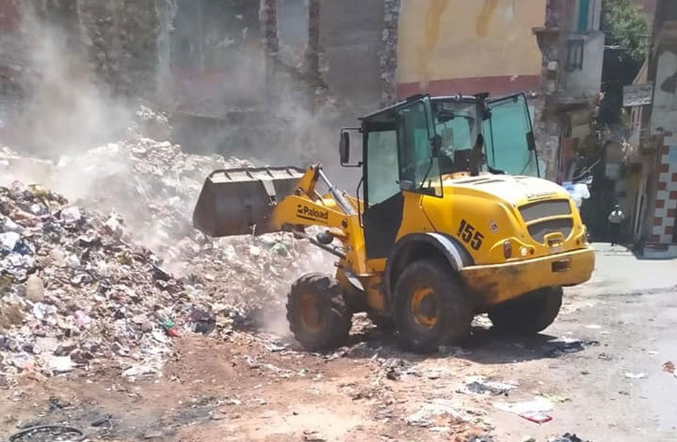 استمرار أعمال النظافة ورفع المخلفات في عدة مناطق بمدينة الغردقة