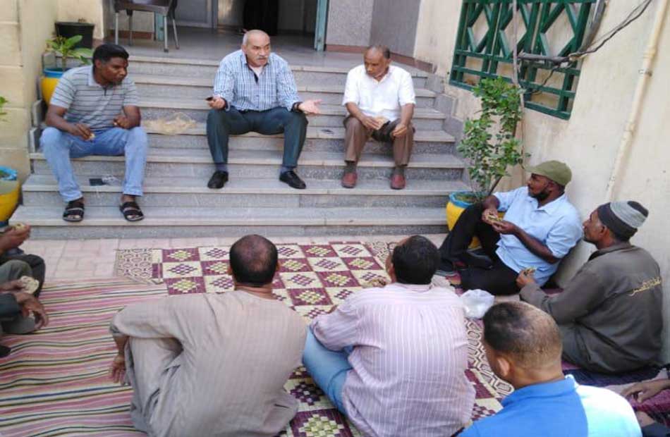 رئيس مدينة القرنة بالأقصر يجتمع بعمال النظافة ويستمع لشكواهم | صور