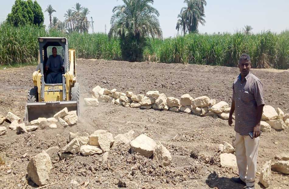 إزالة  حالات تعد بالبناء بمدينة إسنا في الأقصر