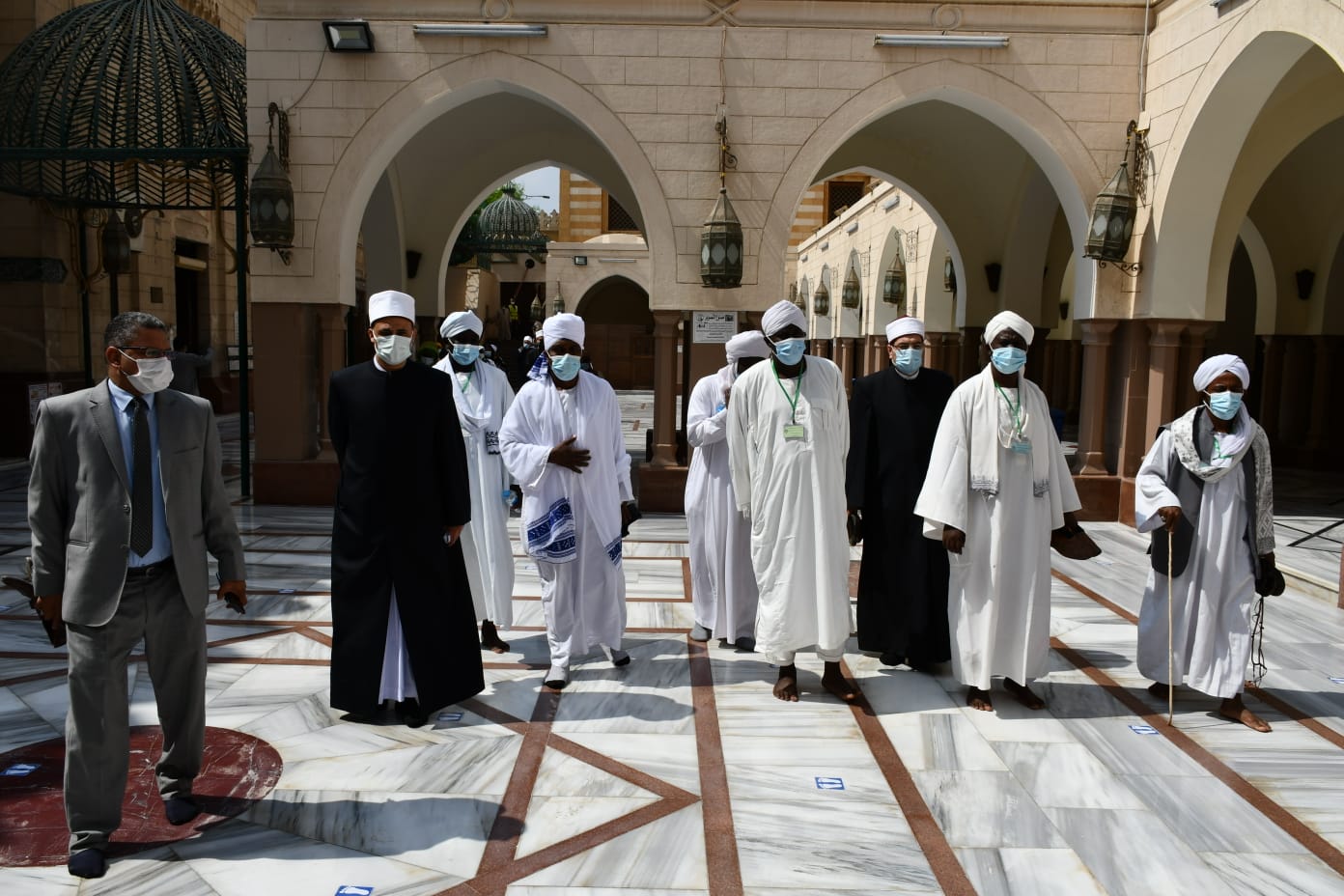 المشاركون بالدورة التدريبية لأئمة وواعظات أوقاف مصر والسودان في زيارة لمسجد السيدة نفيسة | صور