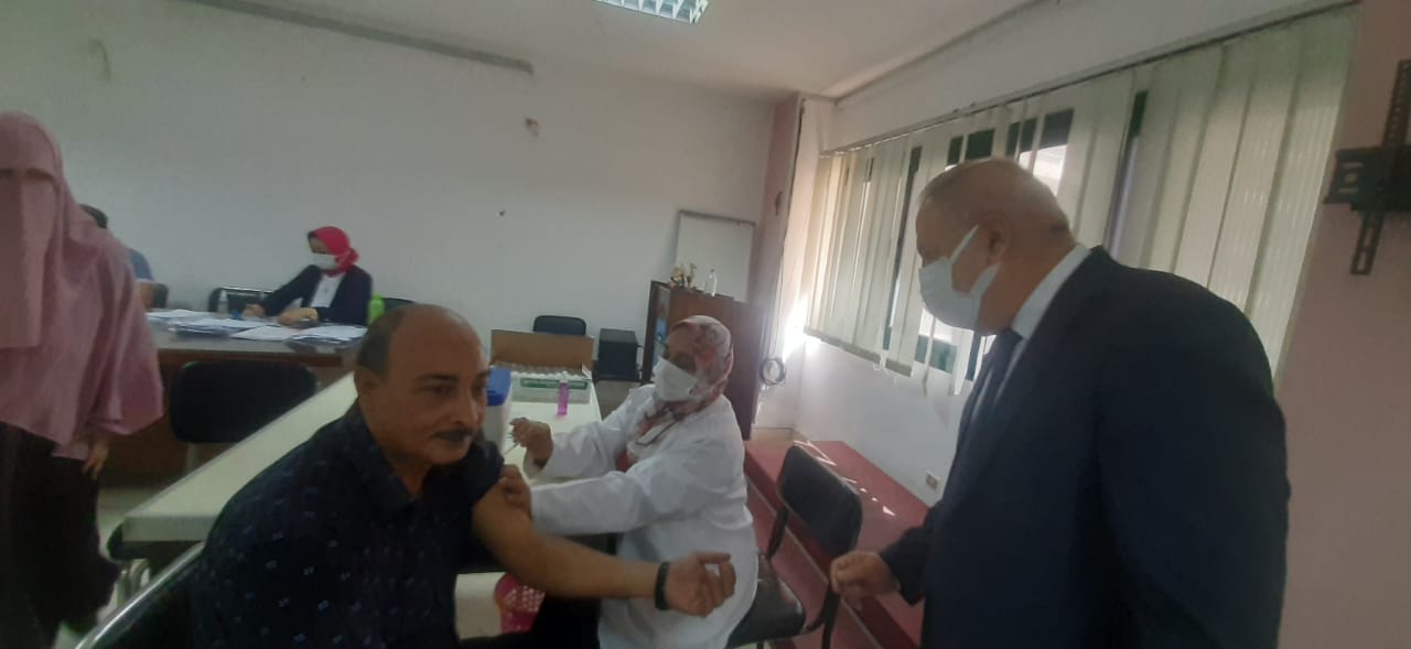 تلقي الجرعة الأولى من التطعيم ضد كورونا للعاملين بالقوى العاملة بالإسكندرية| صور