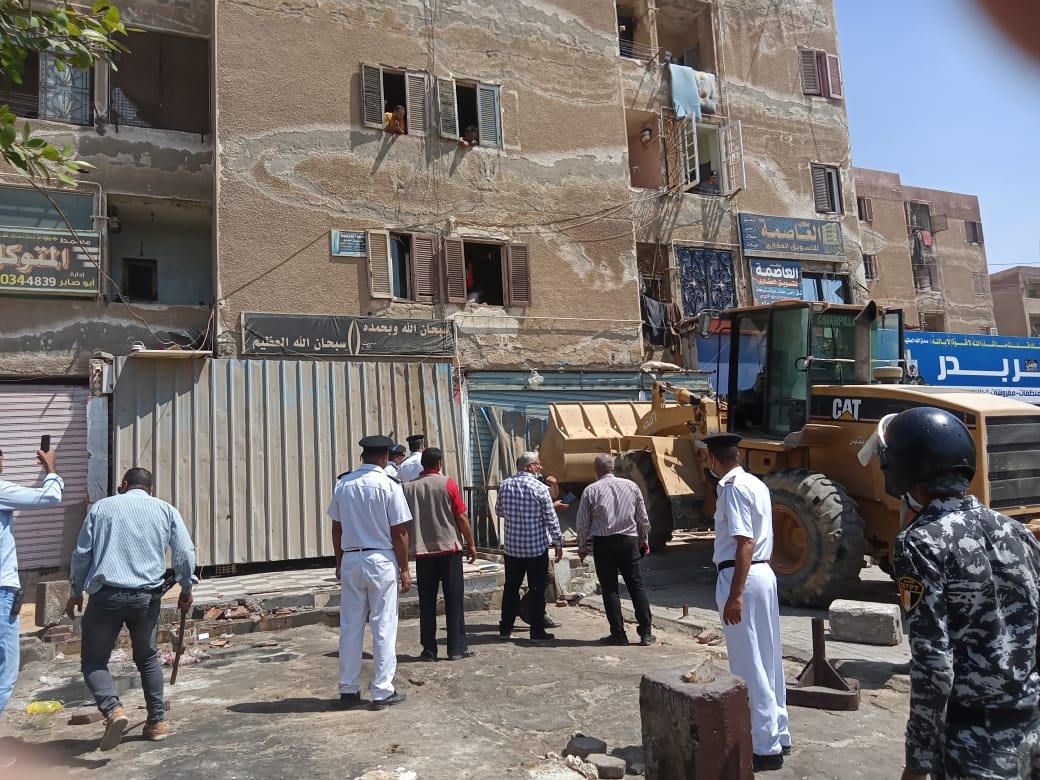 حملة لإزالة التعديات والإشغالات بالحي الأول بمدينة بدر | صور 