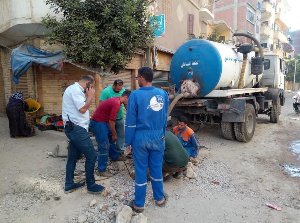 تكثيف العمل على رفع كفاءة خطوط الصرف الصحي استعدادًا لفصل الشتاء في كفر الشيخ | صور