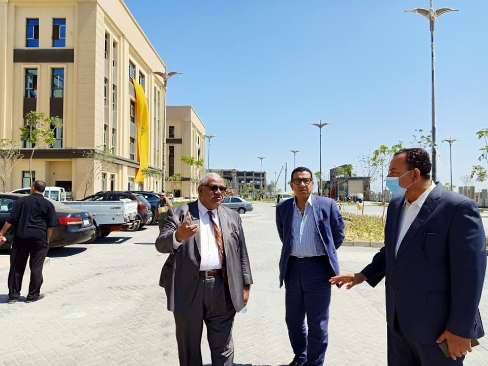 رئيس جامعة المنصورة الجديدة يتابع الاستعدادات النهائية لتسليم المباني قبل الدراسة|صور