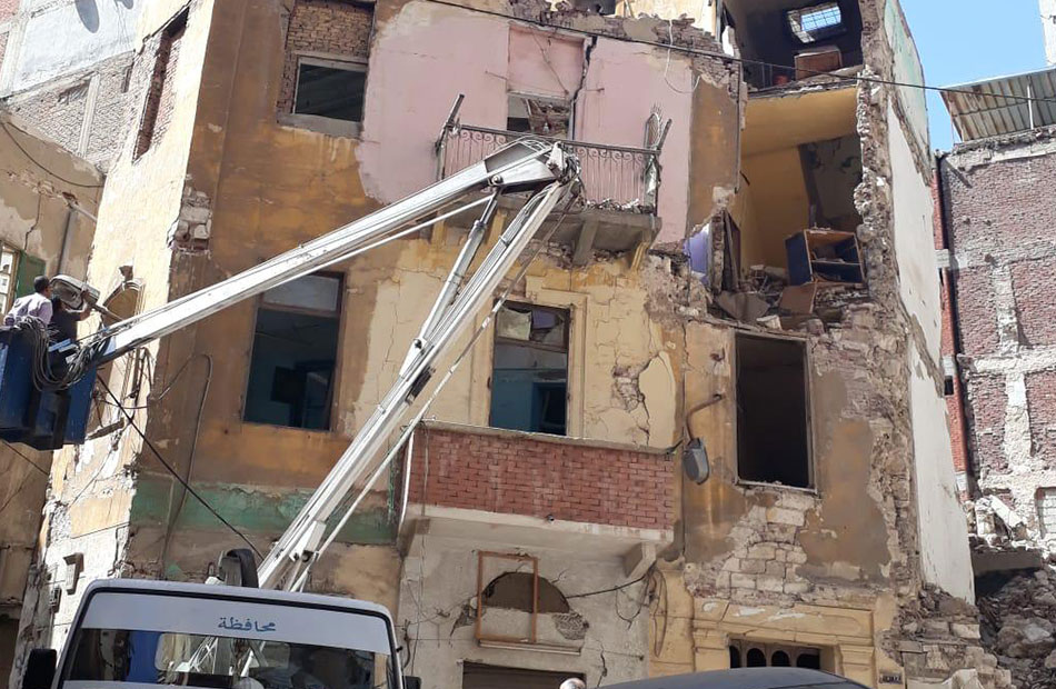 إزالة أجزاء داهمة الخطورة من عقارين متصدعين بـ"جمرك الإسكندرية"