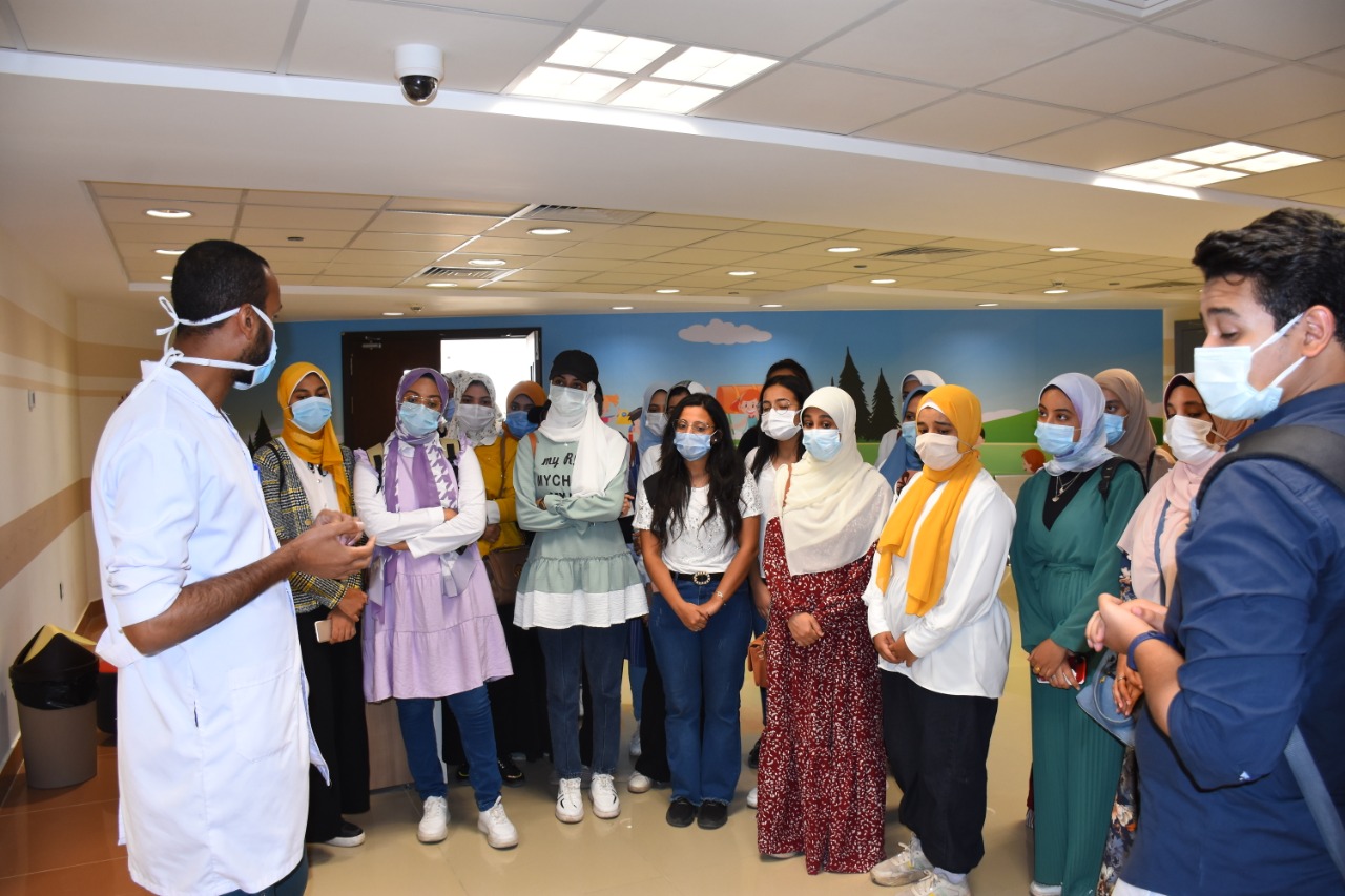تدريب  طالبًا وخريجا بجامعة المنصورة  يومًا بمستشفى أورام الأقصر| صور