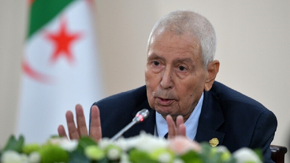 جثمان الرئيس الجزائري السابق بن صالح يواري الثرى بحضور تبون