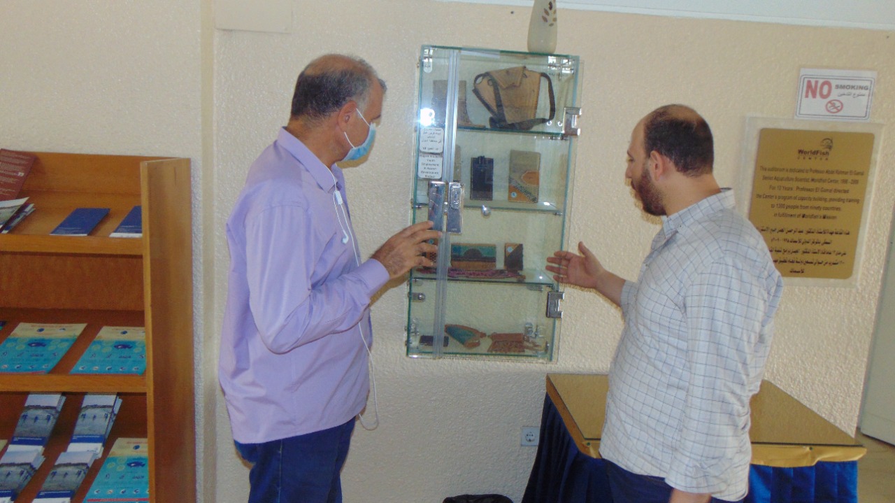 محررة بوابة الأهرام مع الدكتور أحمد نصر الله، مدير المركز الدولي للأسماك بالعباسة