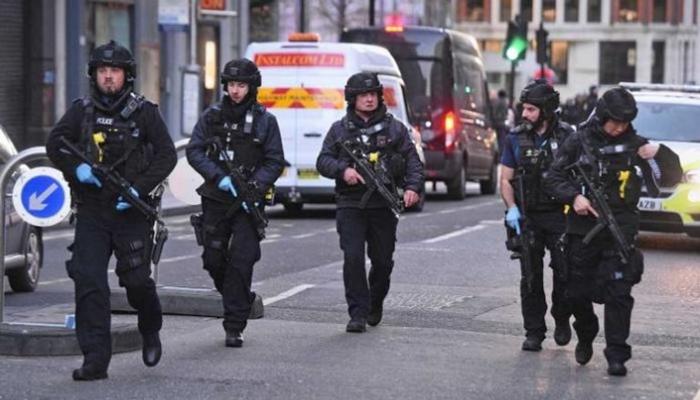 بريطانيا الشرطة تصادر  كمية  كبيرة  من البنادق والذخيرة والقنابل في بلفاست