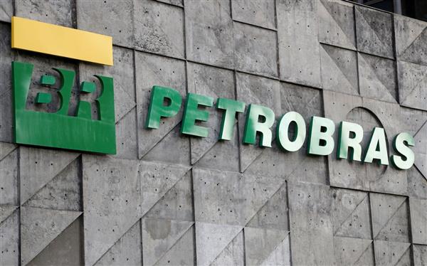 وزير الاقتصاد البرازيلي يتعهد بخصخصة شركة النفط الوطنية في غضون  سنوات