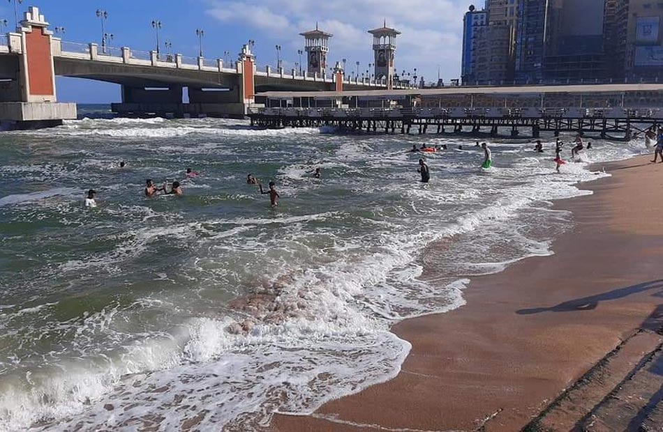 أسر تتوافد على الشواطئ للتنزه رغم الأجواء الشتوية الغائمة بالإسكندرية| صور وفيديو
