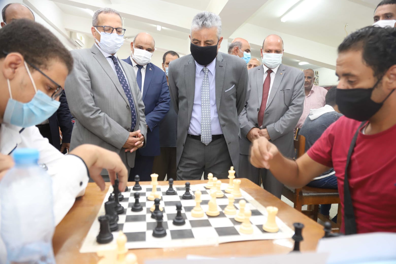 رئيس جامعة جنوب الوادى يتابع منافسات الشطرنج 