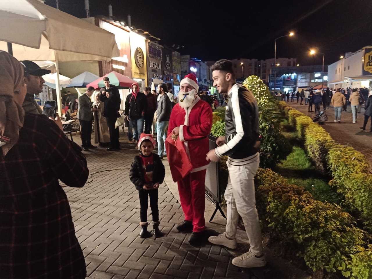 بابا نويل في شوارع القاهرة الجديدة المواطنون يحتفلون بليلة رأس السنة بالتنزه في الميادين والتقاط الصور |صور