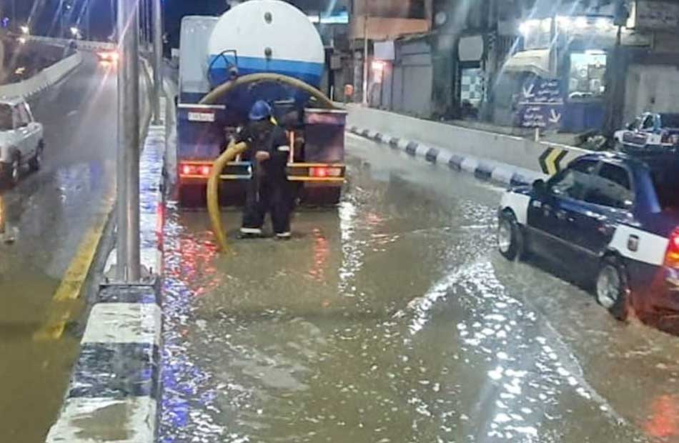  الدفع بـ 70 سيارة كسح لشفط مياه الأمطار المتراكمة بشوارع سوهاج