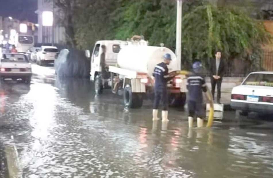  الدفع بـ 70 سيارة كسح لشفط مياه الأمطار المتراكمة بشوارع سوهاج