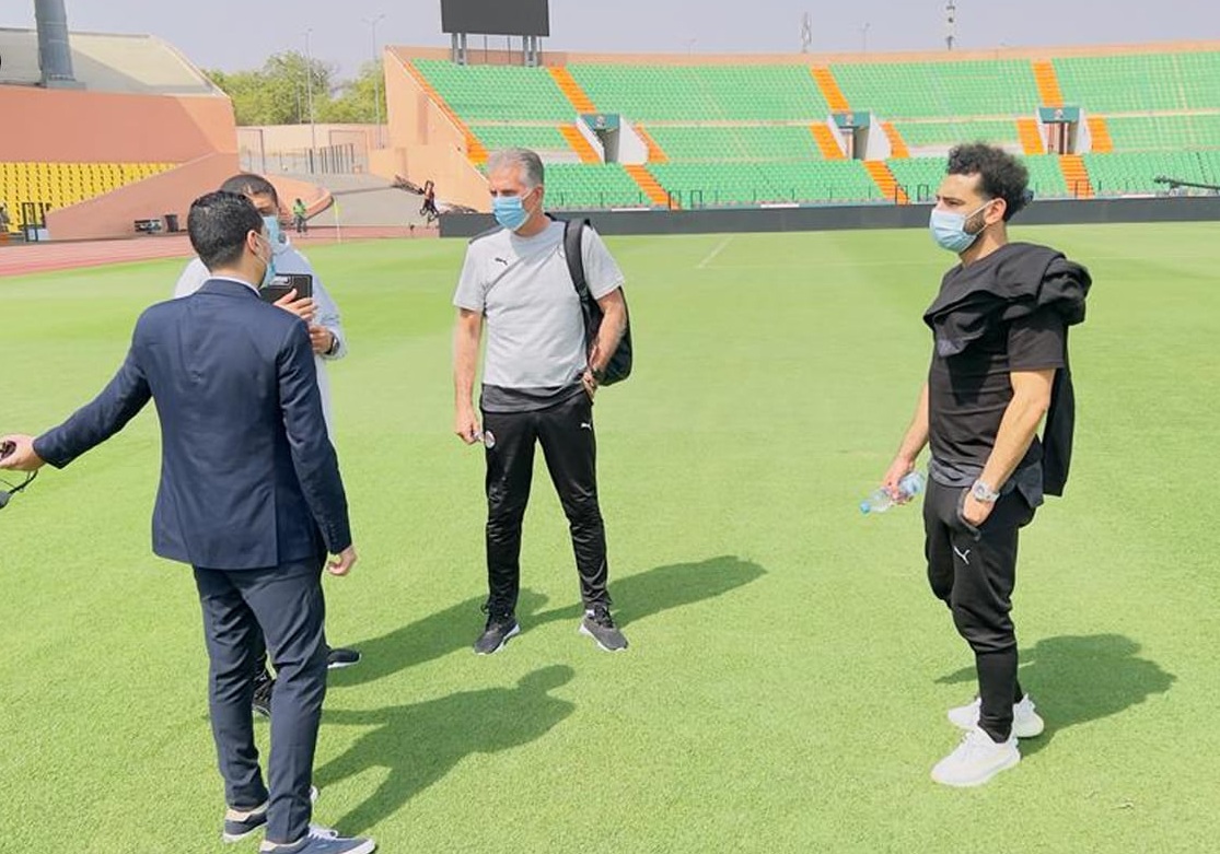 محمد صلاح وكيروش يتفقدان ملعب مباراة نيجيريا 