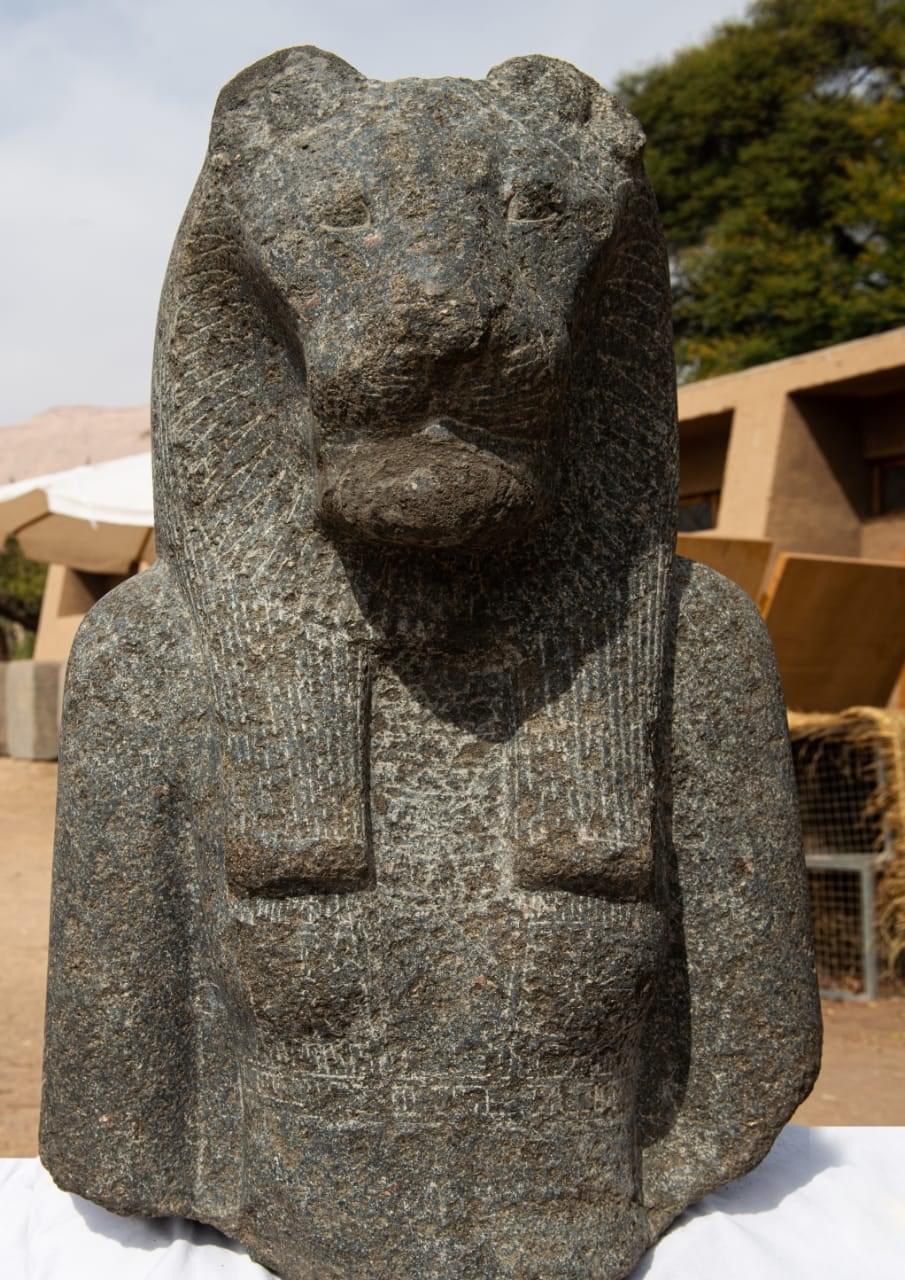 اكتشافات أثرية جديدة في مشروع ترميم تمثال ممنون ومعبد الملك أمنهاب الثالث