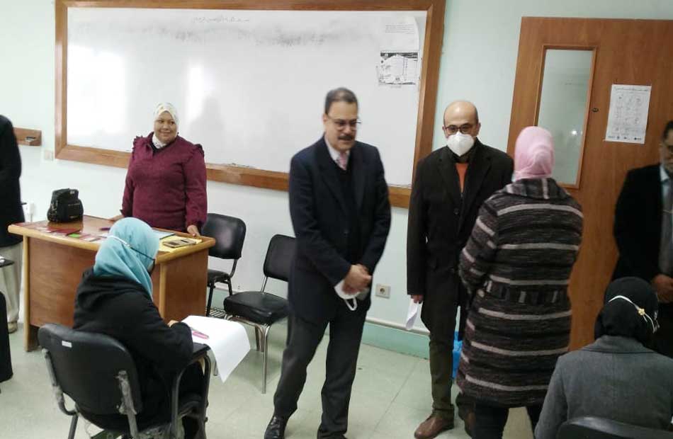 نائب رئيس جامعة الأزهر للتعليم والطلاب يتفقد لجان الامتحانات بمدينة نصر 