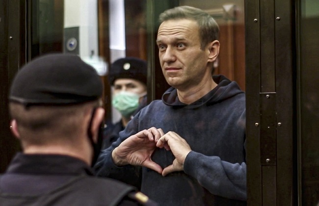 بعد عام من اعتقاله نافالني لا يبدي الندم على عودته إلى روسيا