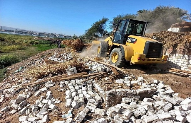 إزالة  حالة تعد على النيل والمجاري المائية وأملاك الري في سوهاج | صور