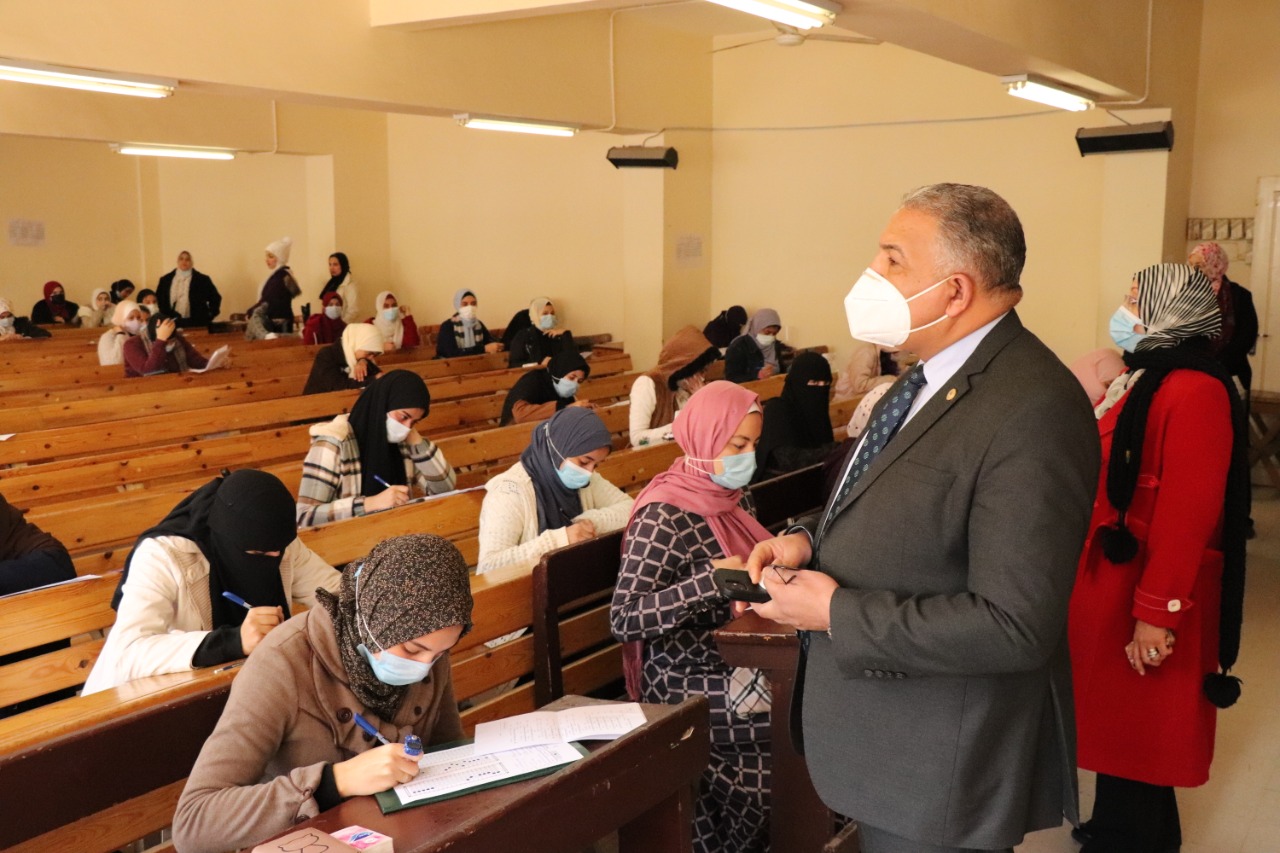 نائب رئيس جامعة الأزهر يتفقد لجان الامتحانات
