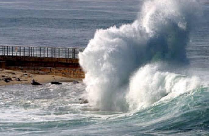 الأمواج تتجاوز الـ  أمتار الأرصاد تحذر من سحب رعدية ممطرة ورياح قوية على البحر المتوسط