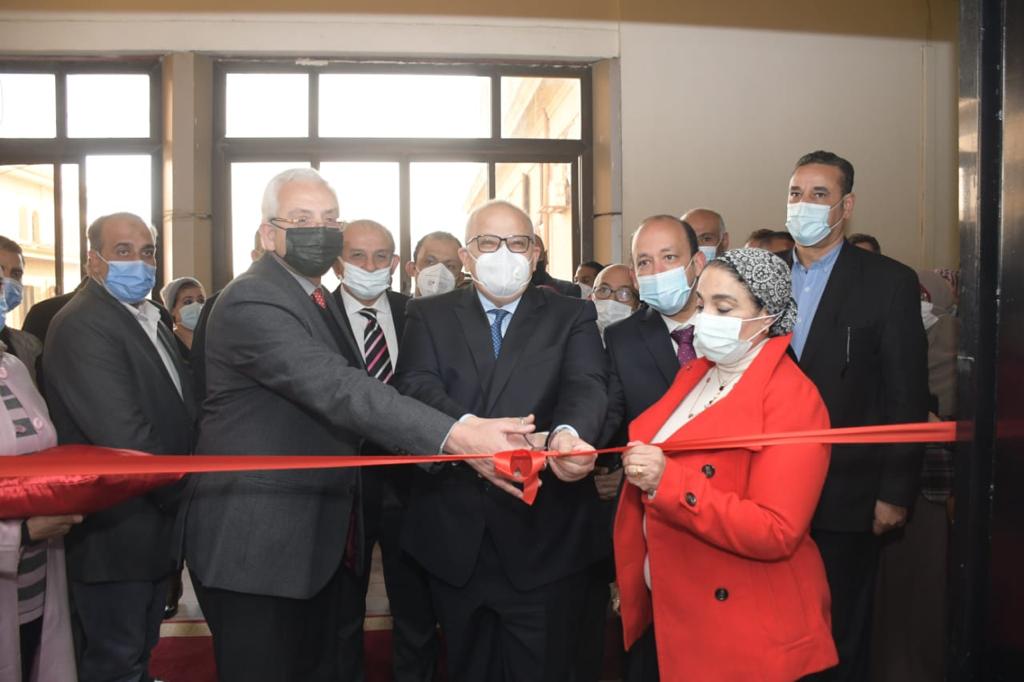 رئيس جامعة القاهرة يرأس اجتماع مجلس كلية طب قصر العيني ويفتتح عددًا من الوحدات والمعامل الجديدة | صور