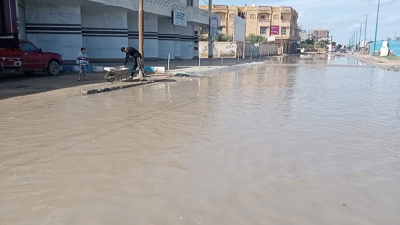رفع تجمعات مياه الأمطار بالشوارع والميادين العام