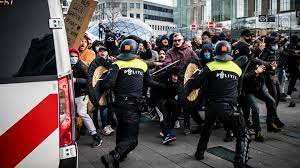 احتجاج الآلاف في العاصمة الهولندية أمستردام على إجراءات الإغلاق بسبب كورونا
