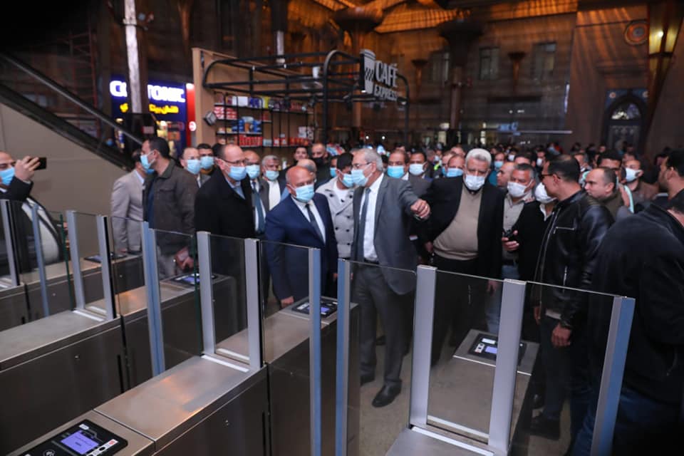 جولة  وزير النقل داخل محطة مصر للسكك الحديدية بالقاهرة