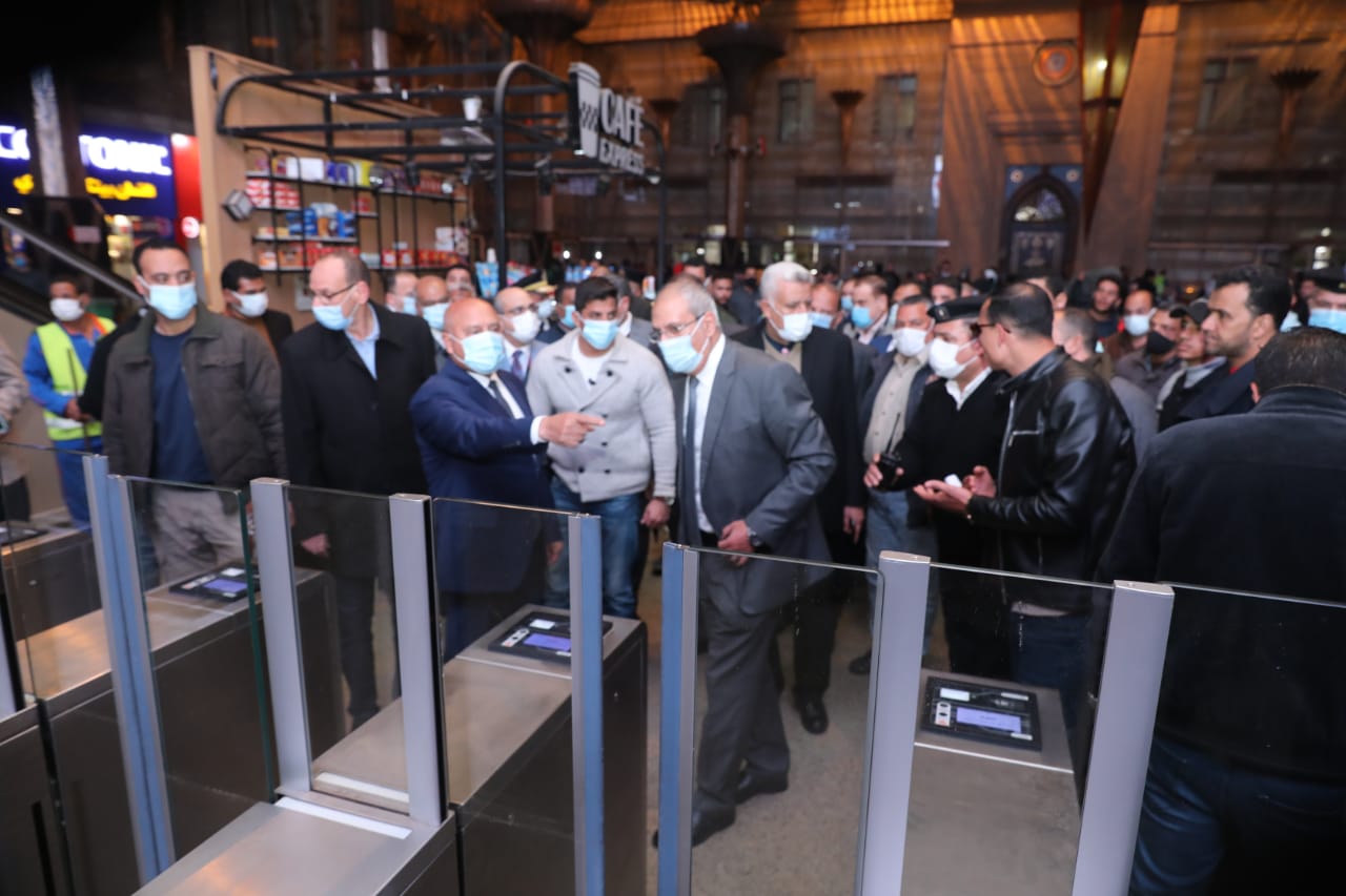 وزير النقل يشهد بدء التشغيل التجريبي لبوابات الدخول والخروج للتذاكر بمحطة سكة حديد مصر