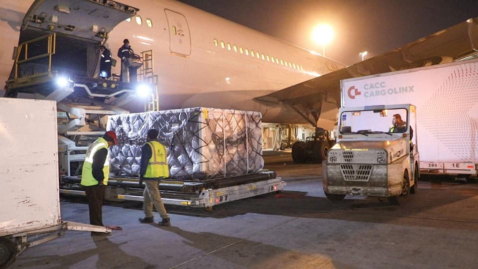 استقبال 667 ألف جرعة لقاح أسترازينيكا بمطار القاهرة الدولي