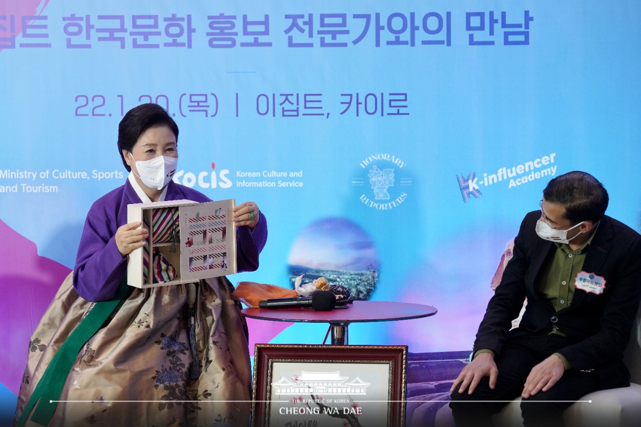 سيدة كوريا الأولى كيم جونج سوك خلال لقاءها مع متخصصو الترويج للثقافة الكورية