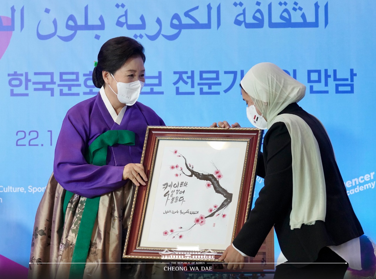  قرينة الرئيس الكوري تقدم مجموعة ألعاب تقليدية هدية بمناسبة السنة القمرية الجديدة
